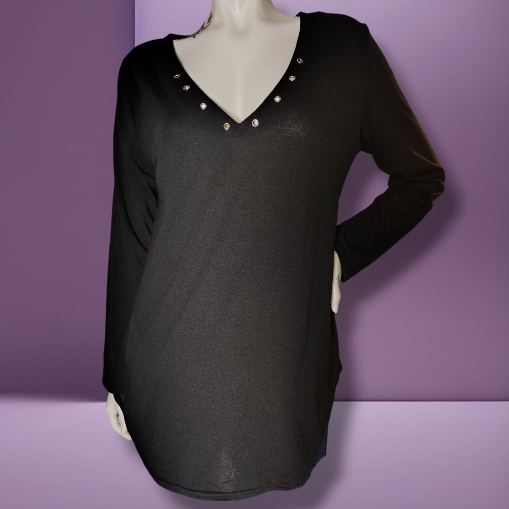 New Sexy Black Deep V-Neck w Eyelet Trim Comfy Top w Shirt tail Hem Plus Size 1X